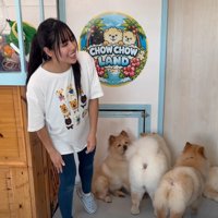 挨拶する女性