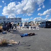 子犬の保護が完了し、道路に倒れ込む男性