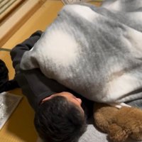 そーッと布団に入るお父さん