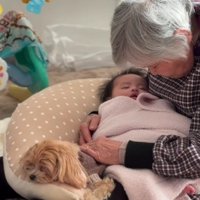 おばあちゃんの両手で繋がる3人