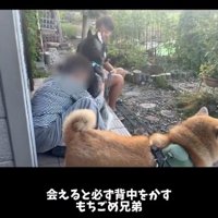 おこめくんをハグするおばあちゃん