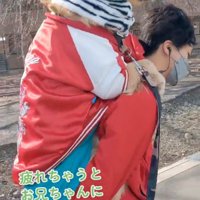 おんぶしてもらう犬