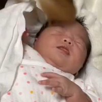 目をつむる赤ちゃん
