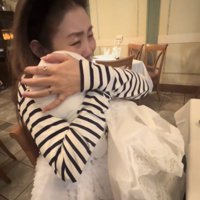 クッションをぎゅっと抱きしめる女性