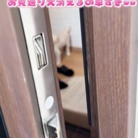 名残惜しいけれど、飼い主さんはドアを閉めます…