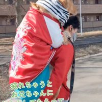姿勢よくおんぶされる犬