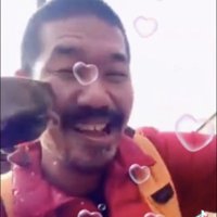 近くで寄り添う犬