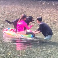 お兄ちゃんが浮き輪を回してくれています