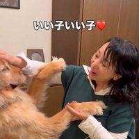 ハルちゃんをなでるママ