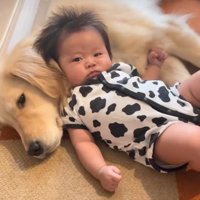 もたれかかる赤ちゃん