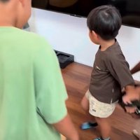 お兄ちゃんに手を引かれて…