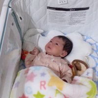 「泣かないで～！」とベッドをホリホリ
