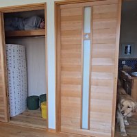 押し入れの上段に隠れる