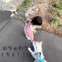 おやつをあげる娘さん