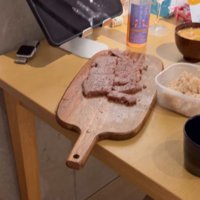 肉が乗ったカッティングボード