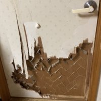 大きく壊れたドア