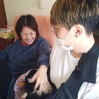 子犬を撫でる女性