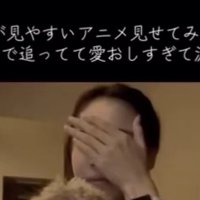顔を覆う人