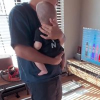 赤ちゃんを抱っこするパパ