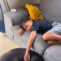 ハルクくんに触れている息子さん