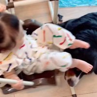 女の子を見守るダンロくん3