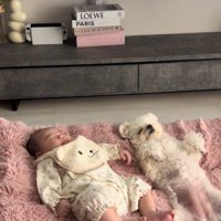 眠る赤ちゃんと小型犬