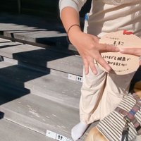 絵馬を持つ女性