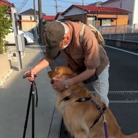 りく君をなでるおじいちゃん
