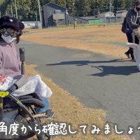 ベンチに座って待つことに