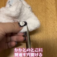 靴下にハサミを入れる人
