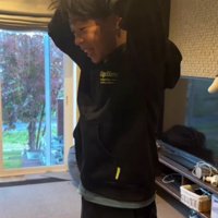 頭を抱えて満面の笑み