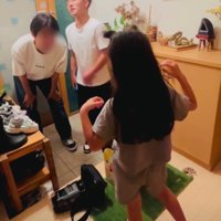 喜びを噛み締める男の子
