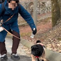 体勢を崩す男性