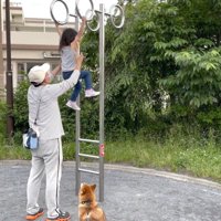 心配そうに見守る花子ちゃん