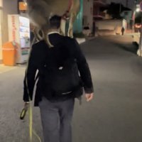 肩に乗る犬