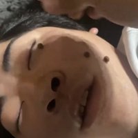 顔にドッグフードを並べられる男性