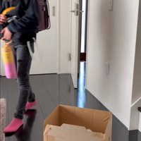 困惑した様子で歩く女の子