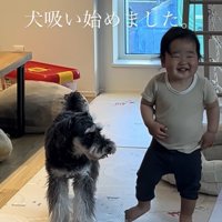 ニコニコ笑いながら立ち去る赤ちゃん