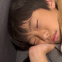 手を枕に眠る男の子