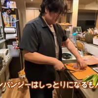 料理中、スティーブくんが登場