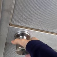 ドアを開こうとする手