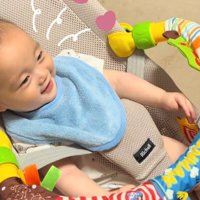 犬におやつを食べてもらえて笑顔になる赤ちゃん