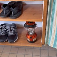 靴棚の一番下に置かれた懐中電灯