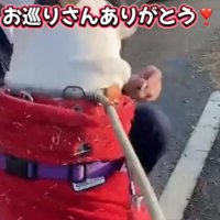警察官に抱きつく犬