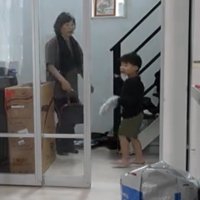 玄関に現れた女性と子供
