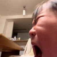 大泣きする息子さん