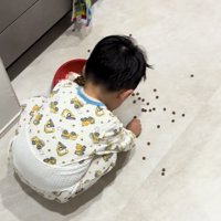 床にしゃがみ込む子ども