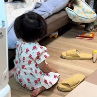 パパを呼ぶ女の子
