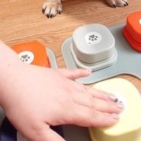 ボタンを手で押す飼い主