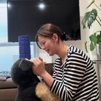 ぬいぐるみに話しかける女性